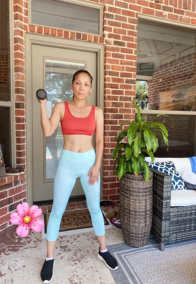 Hồng Ngọc tích cực tập gym tại nhà. Nữ ca sĩ bày tỏ lo lắng khi nước Mỹ có dấu hiệu bùng dịch sau thời gian kiểm soát tốt.