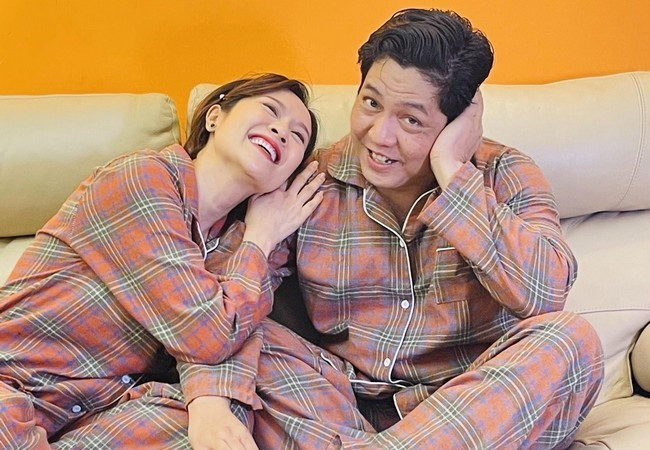 "Con người sẽ hạnh phúc khi có đủ hai thứ: nụ cười và người bạn đời tạo nên nụ cười", cặp đôi Thanh Thúy - Đức Thịnh chia sẻ.