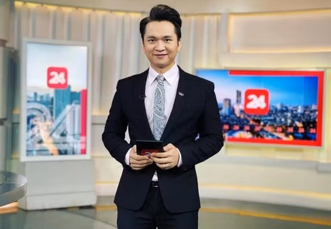 MC Hạnh Phúc trở lại với công việc dẫn "Chuyển động 24h' sau thời gian ở nhà chăm con.