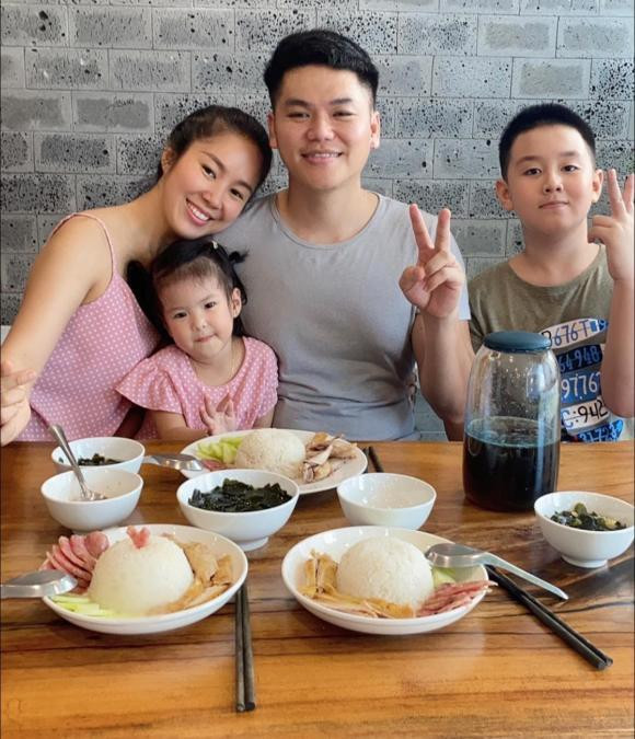 Gia đình diễn viên Lê Phương tự thấy hạnh phúc vì được sum vầy dùng cơm mỗi bữa.