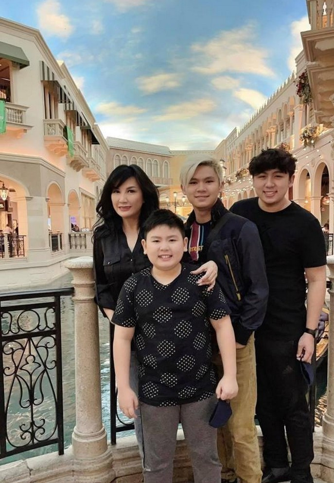 Trizzie Phương Trinh - vợ cũ Bằng Kiều đưa ba con đi mua sắm tại Las Vegas. Hai cậu con trai lớn ở tuổi dậy thì đã cao vượt mẹ.