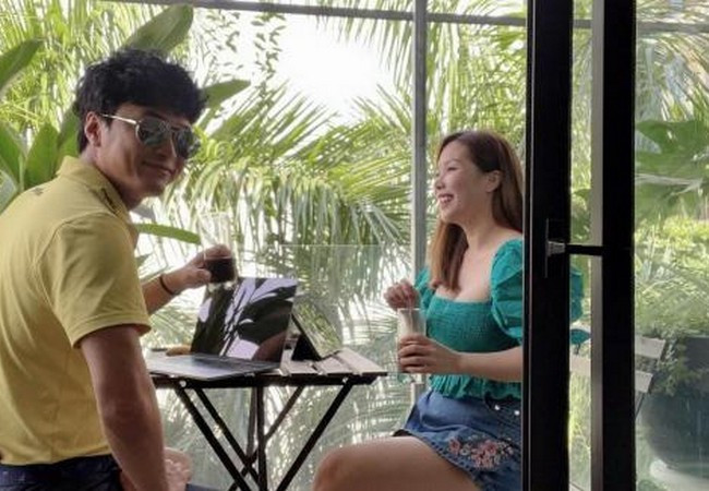 Hồng Đăng và bà xã tự tìm niềm vui tại nhà. Họ uống cà phê, trò chuyện bên ban công mỗi sáng.