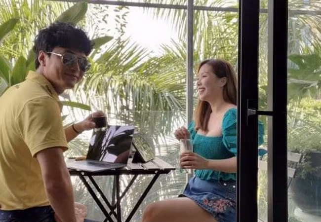 Hồng Đăng và bà xã tự tìm niềm vui tại nhà. Họ uống cà phê, trò chuyện bên ban công mỗi sáng.