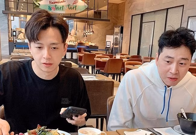 Ngô Kiến Huy và Karik bị Thúy Ngân chụp ảnh "dìm hàng" trong lúc dùng bữa.