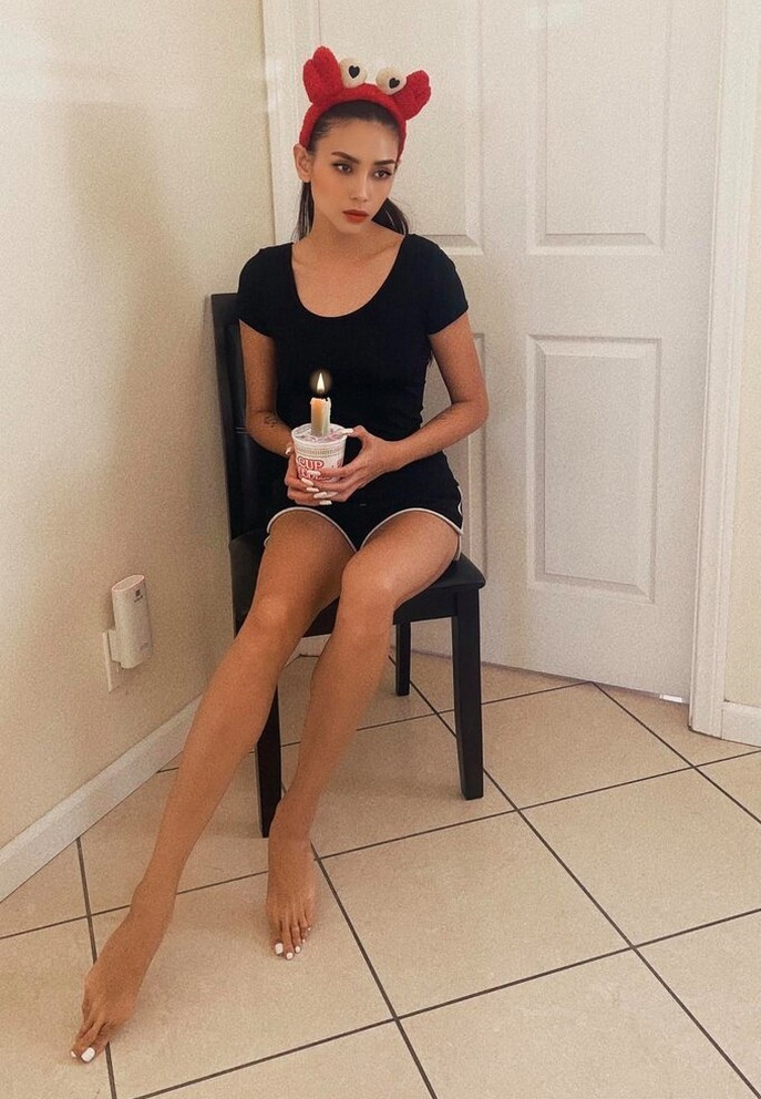 Võ Hoàng Yến biểu cảm buồn bã khi phải tự đón sinh nhật không tiệc tùng, bạn bè và gia đình bên cạnh.