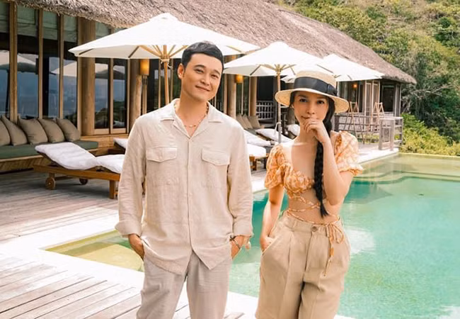 Quang Vinh và Hiền Thục khiến khán giả hoài niệm khi cùng tham gia trong một show du lịch. Cả hai từng rất được yêu thích qua các chương trình văn nghệ từ lúc 10 tuổi.