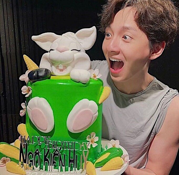 Ngô Kiến Huy hạnh phúc cắt bánh kem đón tuổi 33. Anh cầu mong cho tất cả mọi người bình an, đại dịch mau qua để mọi thứ trở lại bình thường.