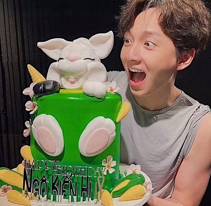 Ngô Kiến Huy hạnh phúc cắt bánh kem đón tuổi 33. Anh cầu mong cho tất cả mọi người bình an, đại dịch mau qua để mọi thứ trở lại bình thường.