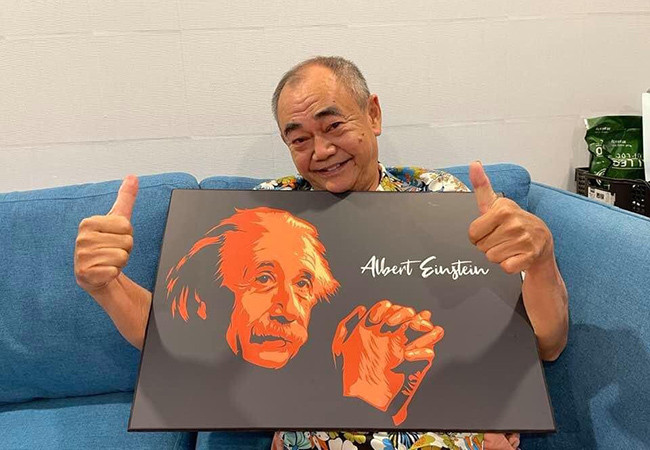 NSND Việt Anh thích thú khi được tặng tranh của người mình thần tượng - Nhà thiên tài Albert Einstein.