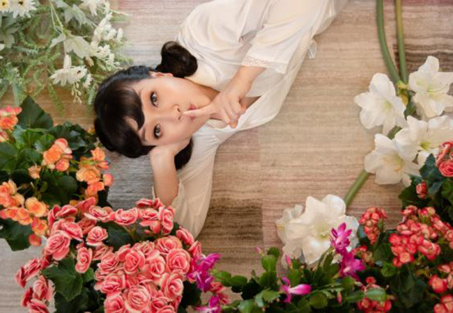 Nghệ sĩ Vân Dung khuyên các chị em: "Đã sinh ra là phụ nữ, thì nhất định phải sống rực rỡ như những đóa hoa".