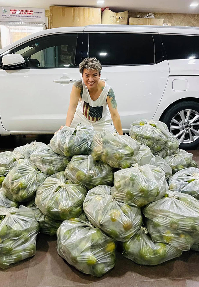 Đàm Vĩnh Hưng khoe cùng ê-kíp tham gia giải cứu 500 kg cam cho nông dân Bình Dương.