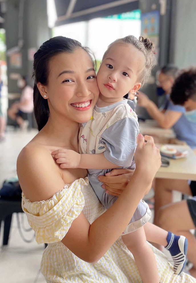 Hoàng Oanh rạng rỡ bên con trai trong khoảnh khắc đời thường.