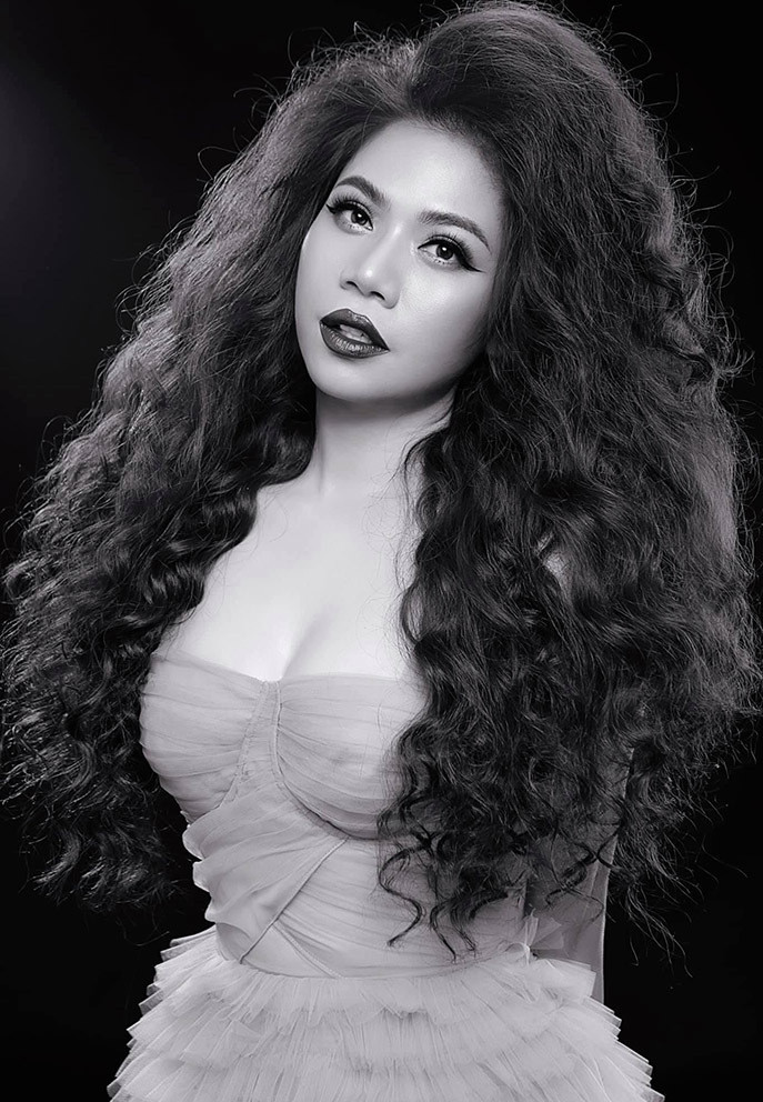 Ca sĩ Mỹ Dung điệu đà trong hình ảnh mới kèm dòng chia sẻ: "Đối với phụ nữ, đừng bao giờ bỏ lỡ cơ hội khen họ đẹp".