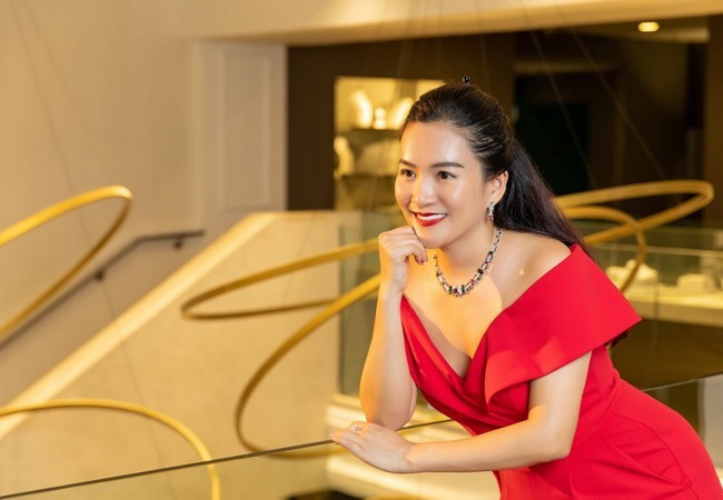 Cuộc hôn nhân của Bình Minh và Anh Thơ đã có khi sóng gió nhưng đến giờ cả hai vẫn cùng nhau vượt qua để gìn giữ tổ ấm. Đặc biệt, bà xã nam MC nhận được tình cảm từ công chúng bởi cách ứng xử văn minh, khéo léo mỗi khi chồng vướng ồn ào tình ái.