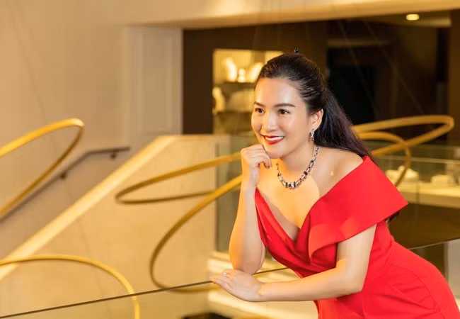 Cuộc hôn nhân của Bình Minh và Anh Thơ đã có khi sóng gió nhưng đến giờ cả hai vẫn cùng nhau vượt qua để gìn giữ tổ ấm. Đặc biệt, bà xã nam MC nhận được tình cảm từ công chúng bởi cách ứng xử văn minh, khéo léo mỗi khi chồng vướng ồn ào tình ái.