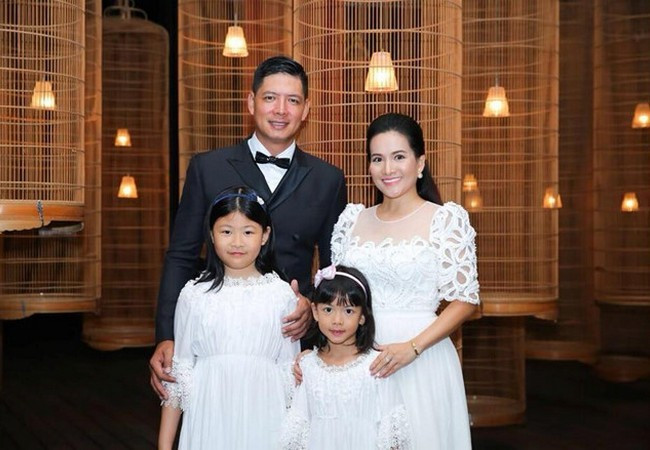 Cả hai xây dựng tổ ấm trọn vẹn với 2 người con gái đều thông minh, học giỏi. Dù bận rộn công việc riêng, cả Bình Minh và Anh Thơ đều dành tối đa thời gian trong ngày cho các bé.