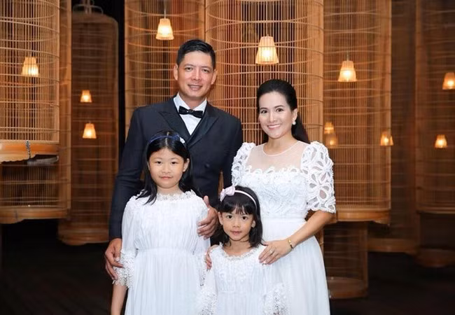 Cả hai xây dựng tổ ấm trọn vẹn với 2 người con gái đều thông minh, học giỏi. Dù bận rộn công việc riêng, cả Bình Minh và Anh Thơ đều dành tối đa thời gian trong ngày cho các bé.