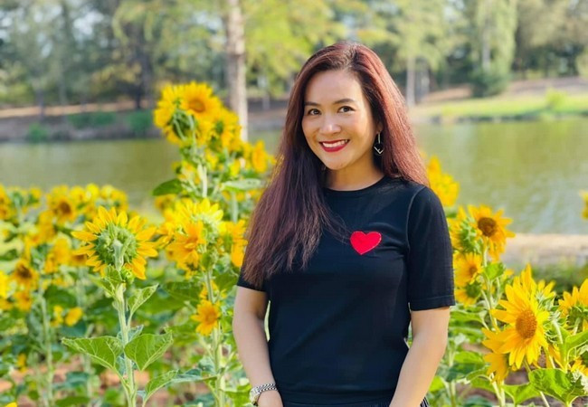 Anh Thơ từng chia sẻ Bình Minh không phải là người thích nói những lời mật ngọt mà chỉ thể hiện tình cảm bằng hành động. Trong mắt chị, ông xã vẫn rất ân cần, có trách nhiệm và là ông bố thương con hết mực.