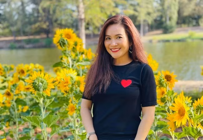 Anh Thơ từng chia sẻ Bình Minh không phải là người thích nói những lời mật ngọt mà chỉ thể hiện tình cảm bằng hành động. Trong mắt chị, ông xã vẫn rất ân cần, có trách nhiệm và là ông bố thương con hết mực.