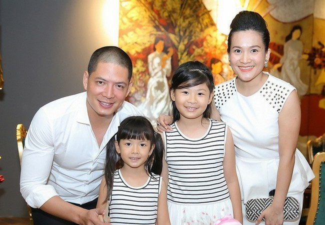 "Hạnh phúc cũng giống như thành công, không ai đạt đến mà không phải trải qua một quá trình lao động vất vả. Con đường nào cũng có đoạn bằng phẳng, đoạn gập ghềnh, quan trọng mình biết để đi đến đích phải dung hòa, vượt qua trở ngại lẫn vun đắp, bồi bổ", Anh Thơ nói.