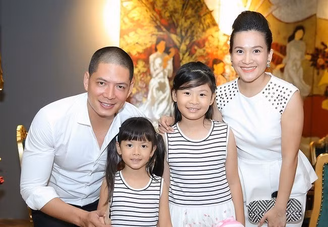 "Hạnh phúc cũng giống như thành công, không ai đạt đến mà không phải trải qua một quá trình lao động vất vả. Con đường nào cũng có đoạn bằng phẳng, đoạn gập ghềnh, quan trọng mình biết để đi đến đích phải dung hòa, vượt qua trở ngại lẫn vun đắp, bồi bổ", Anh Thơ nói.