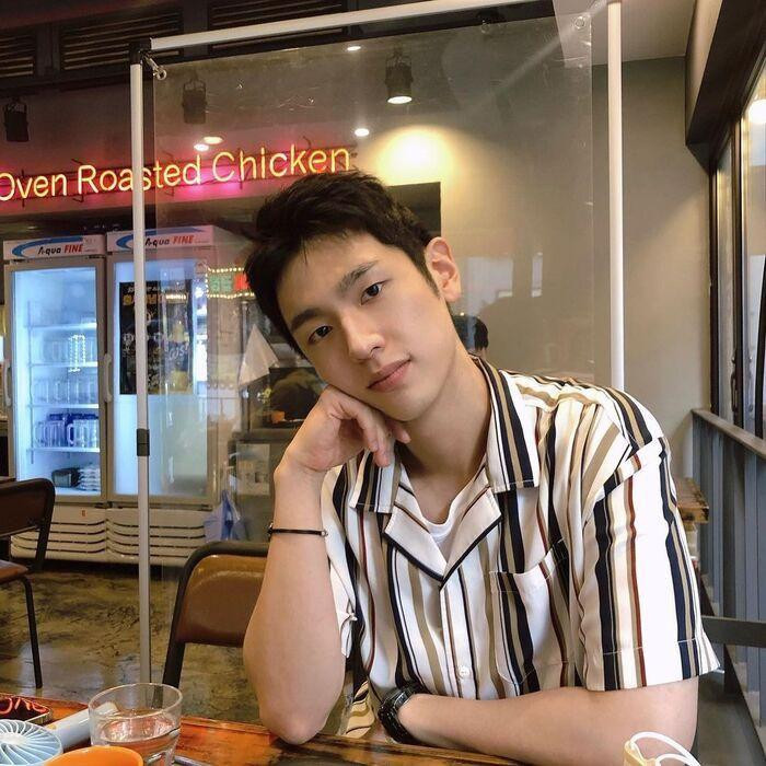 Lee Jung Jun sinh năm 1999, là một nam diễn viên mới toanh của làng giải trí Hàn. Anh chàng sở hữu chiều cao ấn tượng 1m82, vóc dáng cân đối và gương mặt ưa nhìn.