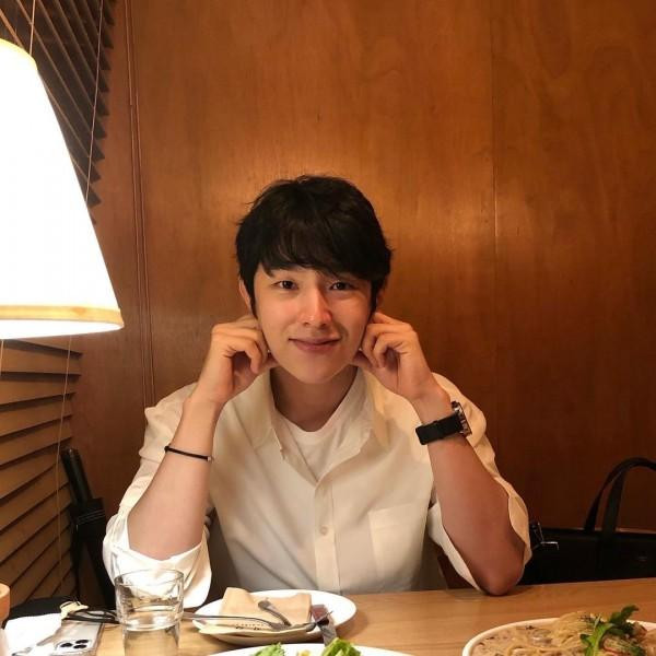 Thời tới cản không kịp, sau Squid Game (Trò Chơi Con Mực), lượng người theo dõi Instagram của Lee Jung Jun đã tăng chóng mặt, từ 30.000 lên tới hơn 300.000 followers.