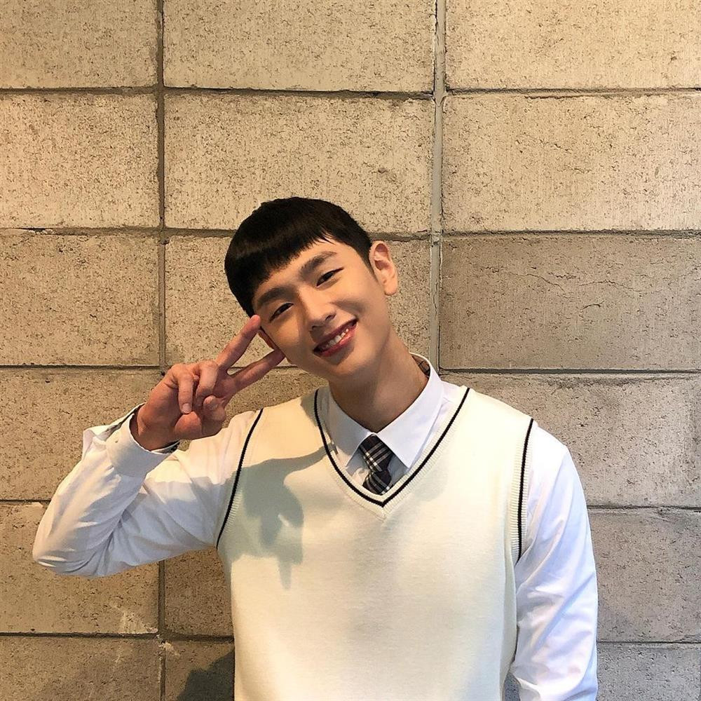 Tuy nhiên việc lộ mặt đã làm trái quy định của tổ chức khiến anh bị "bay màu" ngay lập tức. Thế nhưng phân đoạn 10s đó thôi cũng đủ khiến cái tên Lee Jung Jun hot rần rần vì quá đẹp trai. Nhiều khán giả bày tỏ nuối tiếc vì nhân vật của anh phải ra đi quá sớm, thậm chí dưới topic về phim còn ngập tràn những bình luận: "Nếu chỉ đóng 10s thì xin đừng đẹp trai".