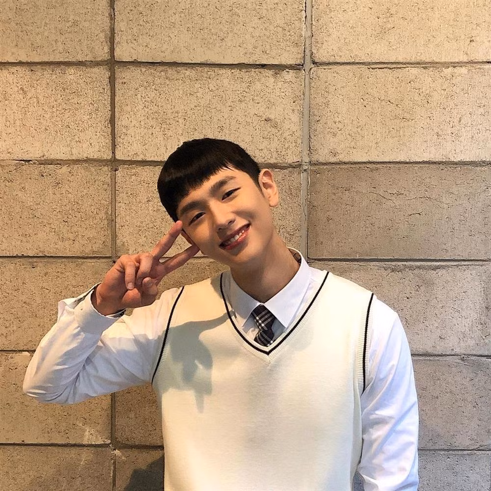 Tuy nhiên việc lộ mặt đã làm trái quy định của tổ chức khiến anh bị "bay màu" ngay lập tức. Thế nhưng phân đoạn 10s đó thôi cũng đủ khiến cái tên Lee Jung Jun hot rần rần vì quá đẹp trai. Nhiều khán giả bày tỏ nuối tiếc vì nhân vật của anh phải ra đi quá sớm, thậm chí dưới topic về phim còn ngập tràn những bình luận: "Nếu chỉ đóng 10s thì xin đừng đẹp trai".