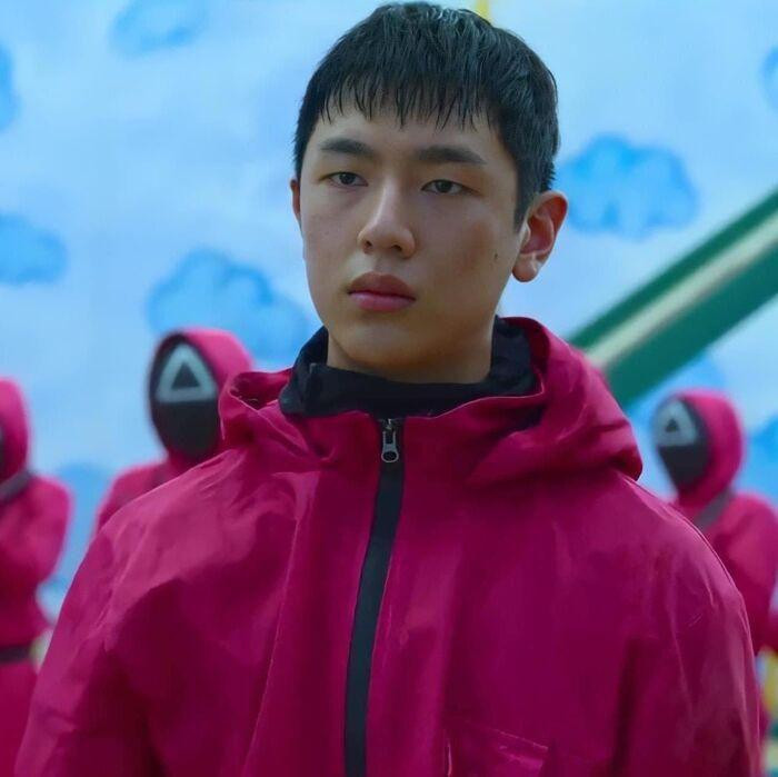 Bên cạnh đó, anh chàng Lee Jung Jun - người chỉ xuất hiện vỏn vẹn 10s trong phim cũng được hội chị em "lùng sục" ráo riết. Trong phim, Lee Jung Jun vào vai người giám sát mặc trang phục màu hồng và phải đeo mặt nạ kín mít suốt toàn bộ thời gian. Trong một phân cảnh ở tập 3, nhân vật của Lee Jung Jun bị uy hiếp khiến anh buộc phải cởi bỏ mặt nạ và lộ mặt.