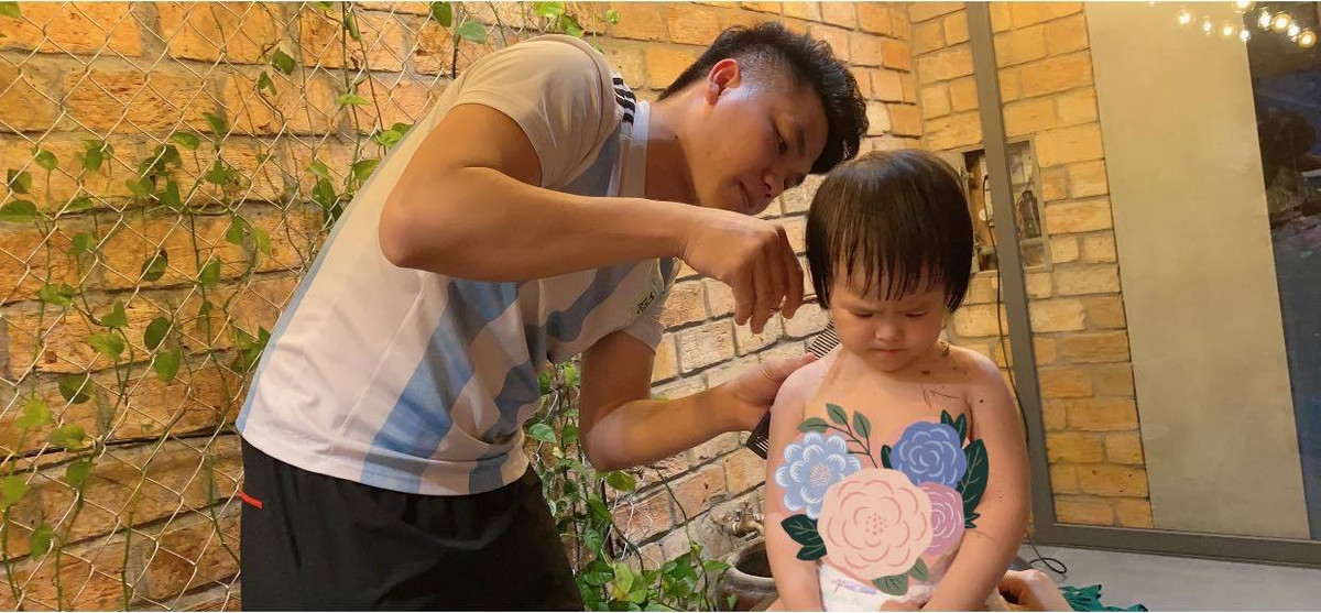 Diễn viên Lê Phương khoe chồng trẻ tự tay cắt tóc cho các con. Cả nhà cô đã sẵn sàng về quê đón Tết.