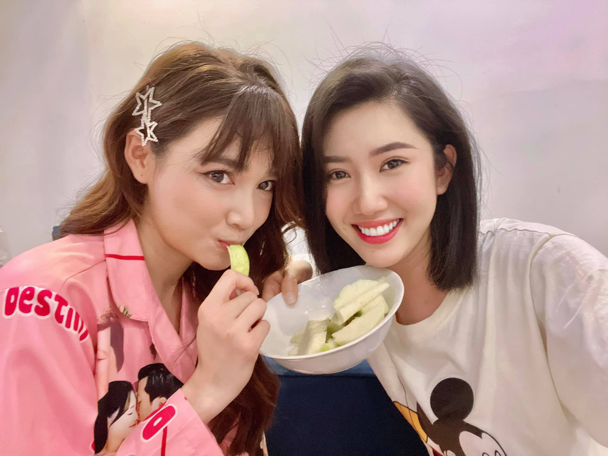 Thúy Ngân cười nghiêng ngả vì cô thích ăn ruột ổi bỏ vỏ còn Nhã Phương thích ăn vỏ bỏ ruột.