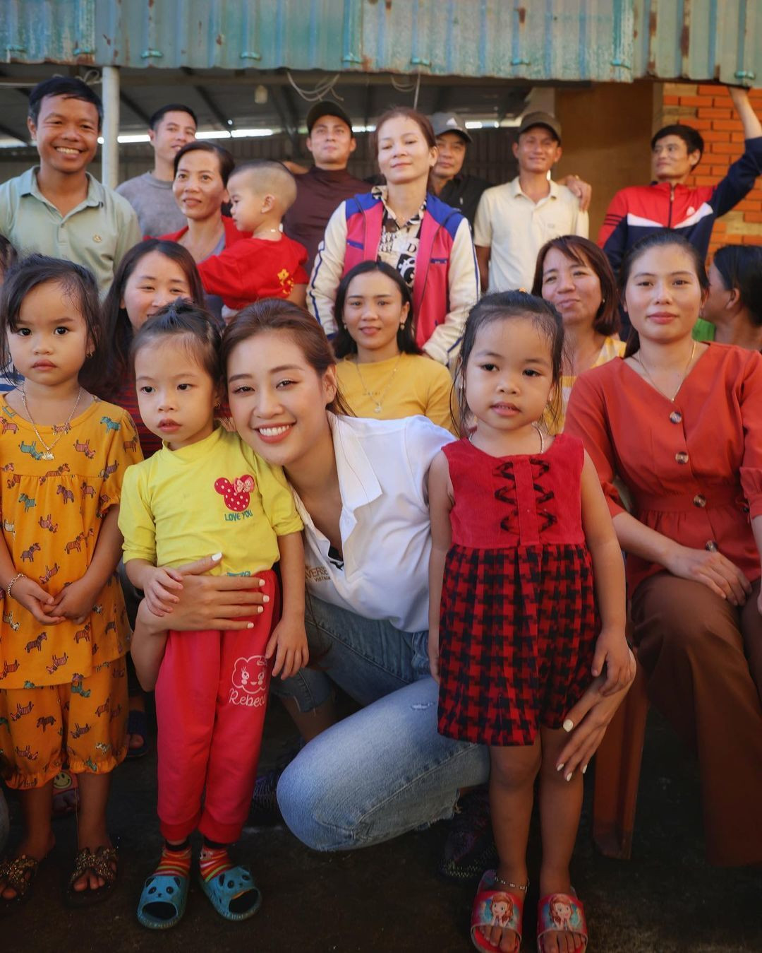 Khánh Vân nhớ những ngày đi đảo Cồn Cỏ (Quảng Trị) giúp người dân tái thiết lập cuộc sống sau bão số 13. Tiếng cười nói trẻ con và sự ân cần, mến khách của người dân in sâu trong hoa hậu.