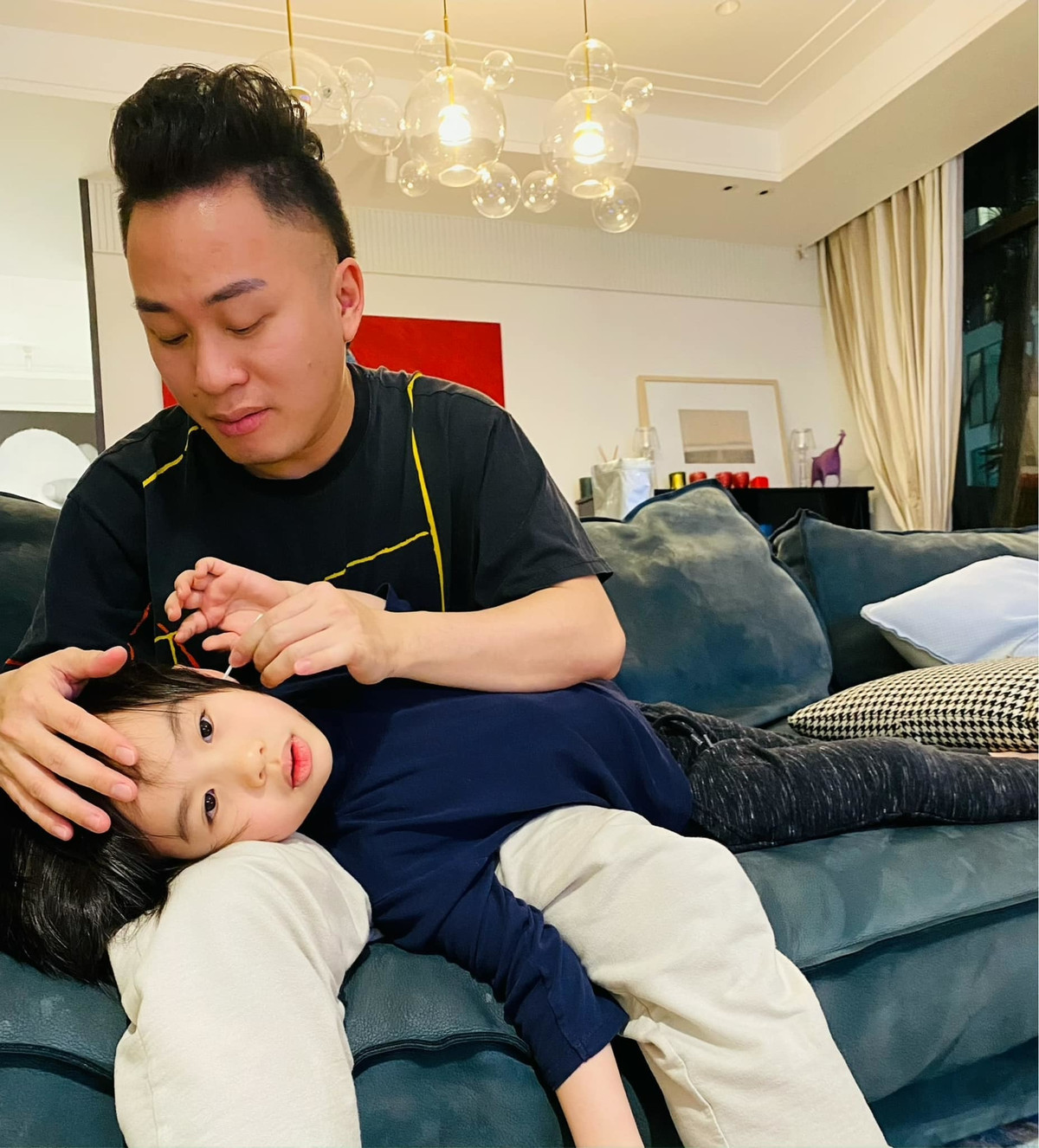 Sao việt hôm nay 4/2: Tùng Dương hóm hỉnh cho hay: "Divo có mỹ miều thế nào trên sân khấu thì hát xong cũng phải đi-về ngoáy tai. Cái tật phê ngoáy tai truyền từ đời cụ nội tới đời ông sang đời bố rồi tới đời bạn Voi...".