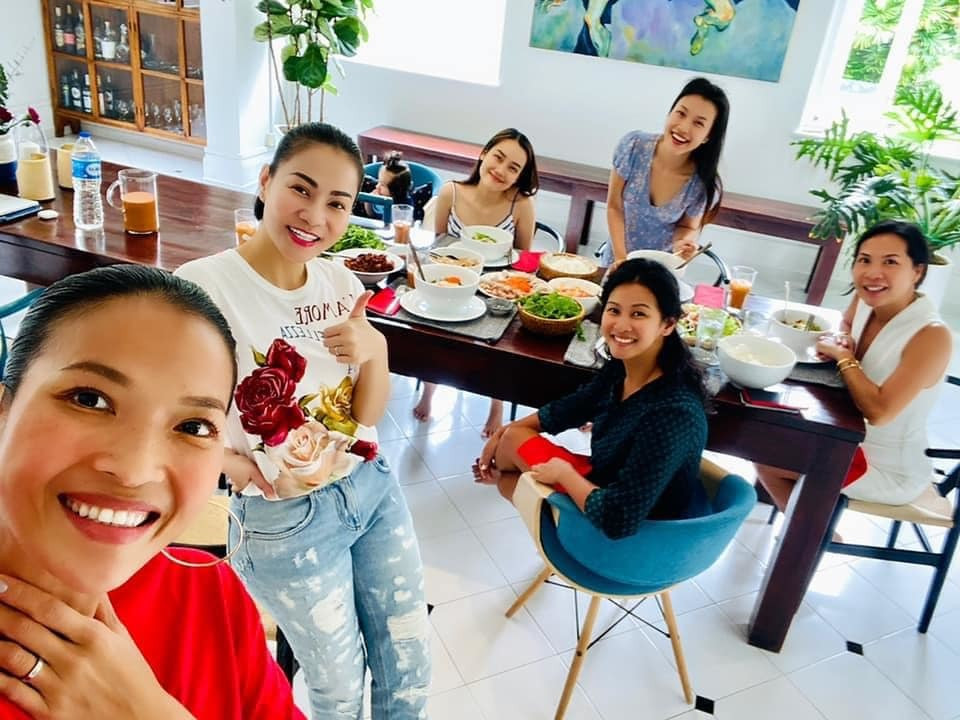 Thu Minh, á hậu Hoàng Oanh, siêu mẫu Bằng Lăng và bạn bè tụ tập nấu nướng. Cả hội tấm tắc món bún tôm chua thịt luộc nước mắm siêu ngon của Bằng Lăng.