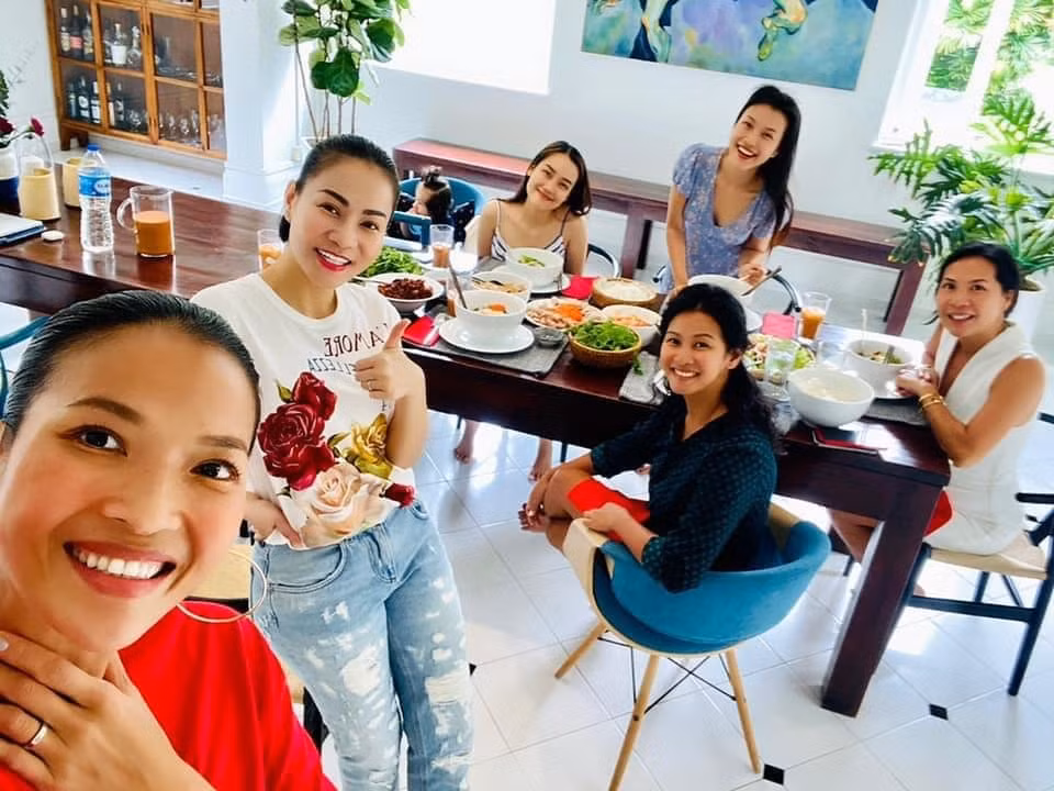 Thu Minh, á hậu Hoàng Oanh, siêu mẫu Bằng Lăng và bạn bè tụ tập nấu nướng. Cả hội tấm tắc món bún tôm chua thịt luộc nước mắm siêu ngon của Bằng Lăng.