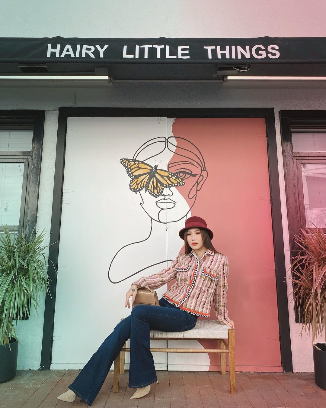 Hương Tràm mặc hàng hiệu sành điệu xuống phố.