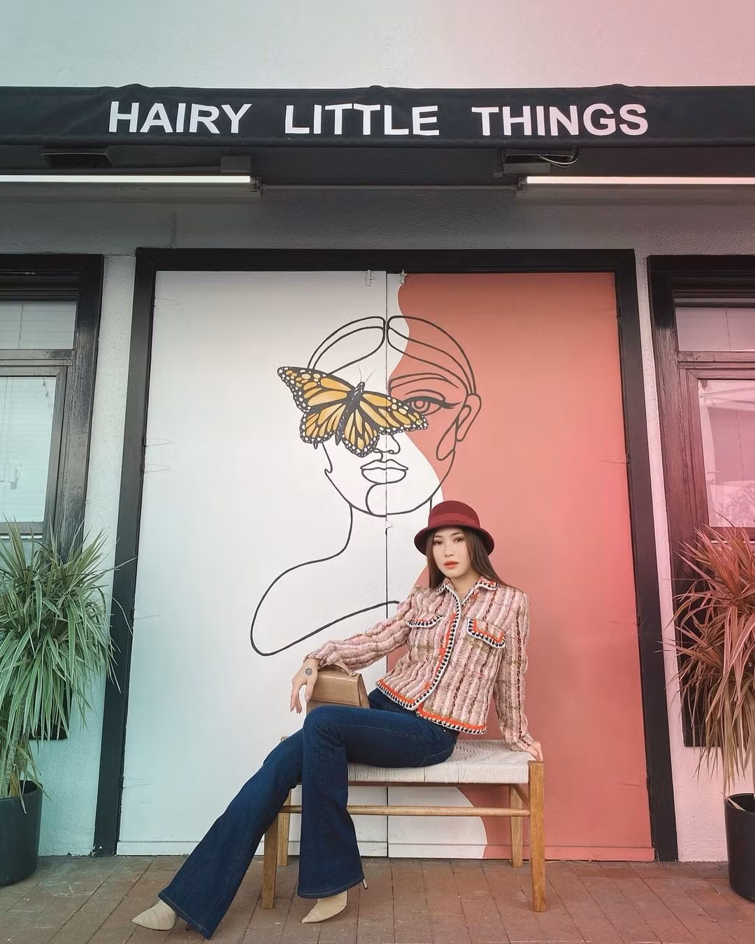 Hương Tràm mặc hàng hiệu sành điệu xuống phố.