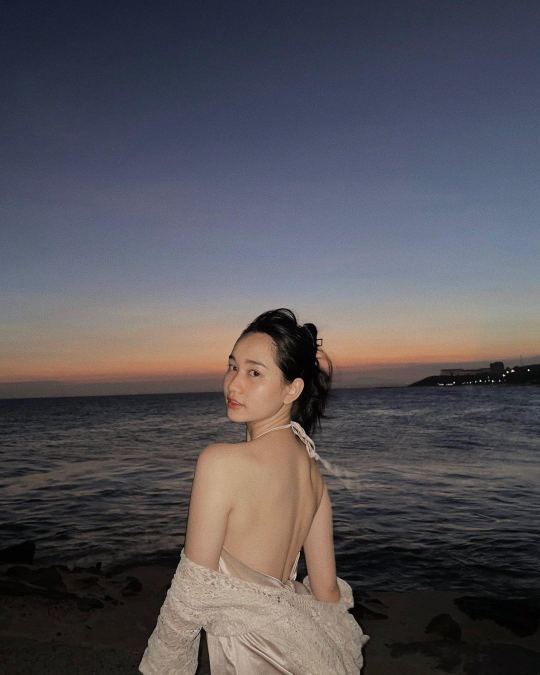 Trúc Anh "Mắt biếc" khoe lưng trần bên biển.