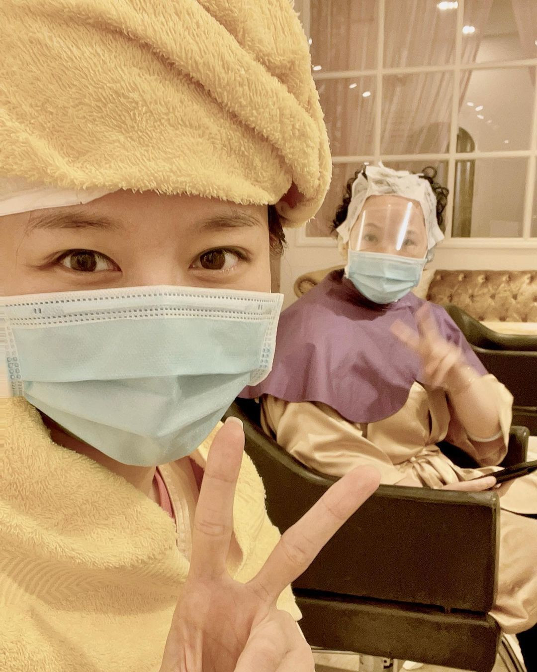 Hari Won và mẹ ruột cùng nhau chăm sóc sắc đẹp.