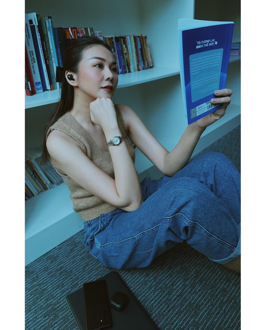 Thanh Hằng tận hưởng không gian riêng: "Giữa một nơi rộng lớn, tôi hay đắm chìm trong thế giới của riêng mình. Đọc cuốn sách yêu thích, gắn tai nghe rồi bật bài hát thân quen và bay bổng trong những suy nghĩ...".