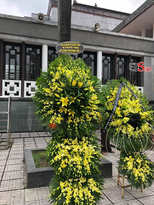 òng hoa của nghệ sĩ Hoài Tâm viếng mẹ chồng Việt Hương.