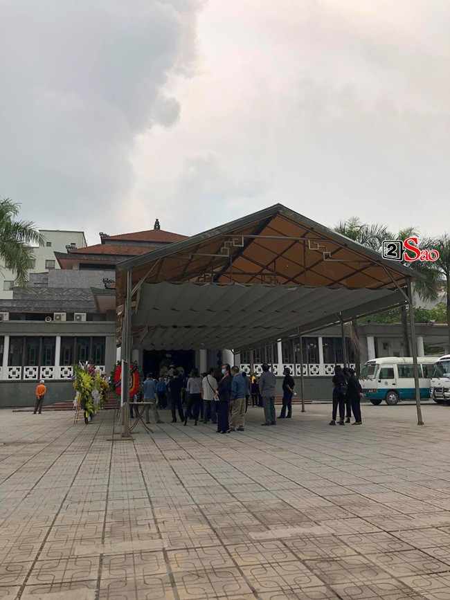 br/> Như thông tin nhạc sĩ Hoài Phương chia sẻ trước đó, tang lễ mẹ đẻ anh diễn ra vào buổi sáng hôm nay (16/4). Khoảng hơn 9h sáng, Hoài Phương và bà xã Việt Hương, cùng các thành viên trong gia đình đã có mặt tại Nhà tang lễ Bệnh viện 108, quận Hai bà Trưng, Hà Nội để chuẩn bị cho lễ viếng.