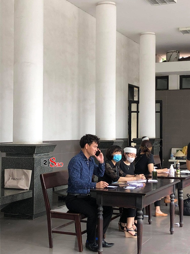 ghệ sĩ Xuân Bắc xuất hiện tại nhà tang lễ. Theo quan sát, lễ viếng đấng sinh thành Hoài Phương diễn ra rất gọn gàng, kín đáo. Lễ truy điệu và di quan diễn ra vào lúc 10h45 cùng ngày.