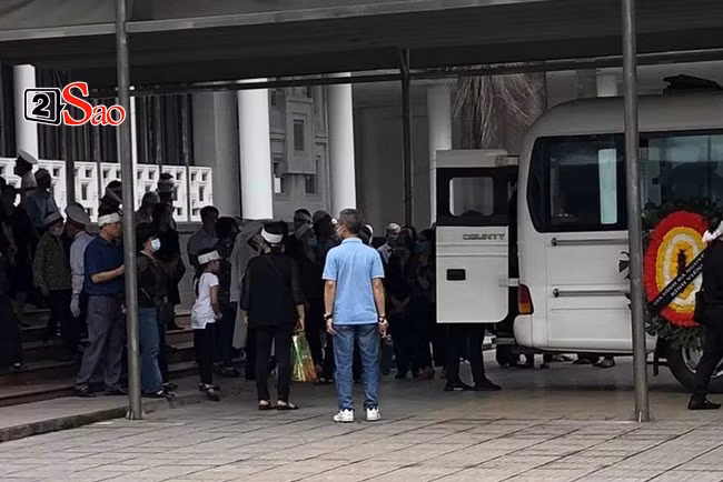 Trước đó, vào tối 13/4, cả Việt Hương và Hoài Phương cùng thông báo tin buồn của gia đình trên mạng xã hội. Theo cáo phó, mẹ đẻ nhạc sĩ Hoài Phương qua đời ngày 12/4 vừa qua, hưởng thọ 80 tuổi. Sự ra đi của bà khiến Việt Hương đau lòng tột độ. "Con chào mẹ, cảm ơn mẹ đã yêu con như con gái", nữ nghệ sĩ bày tỏ.