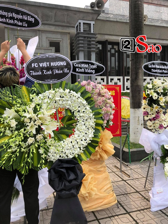 a sĩ Minh Tuyết gửi vòng hoa chia buồn cùng gia đình. Bên cạnh đó còn có vòng hoa của FC Việt Hương.