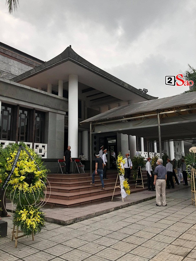 Theo quan sát, nghệ sĩ Xuân Bắc có mặt từ sớm tại tang lễ của gia đình đồng nghiệp. Bên cạnh đó, nhiều nghệ sĩ hải ngoại như Hoài Tâm, Minh Tuyết..., cùng nghệ sĩ trong nước như Trường Giang - Nhã Phương, Hoài Linh... gửi vòng hoa chia buồn.