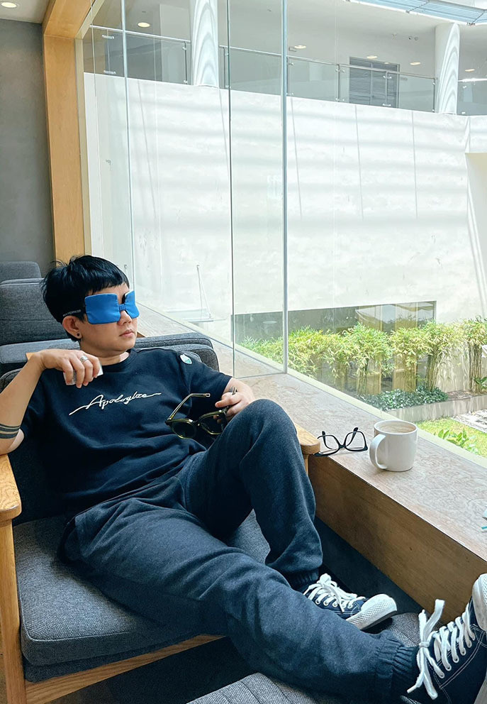 Nhạc sĩ Phương Uyên vừa trải qua ca phẫu thuật mắt. Chị cho biết nguyên nhân do mắt mình bị khô bẩm sinh và quá trình làm việc tiếp xúc điện thoại nhiều.