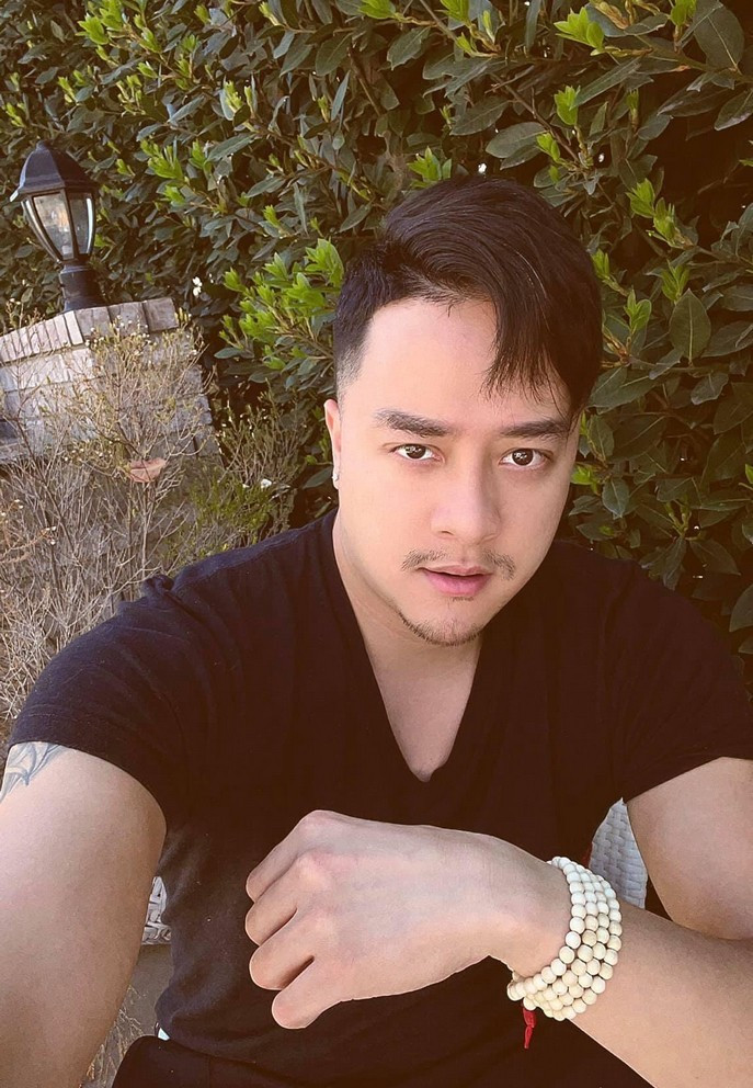 Cao Thái Sơn để mặt mộc, râu tóc để dài và đăng thông báo tuyển người yêu.