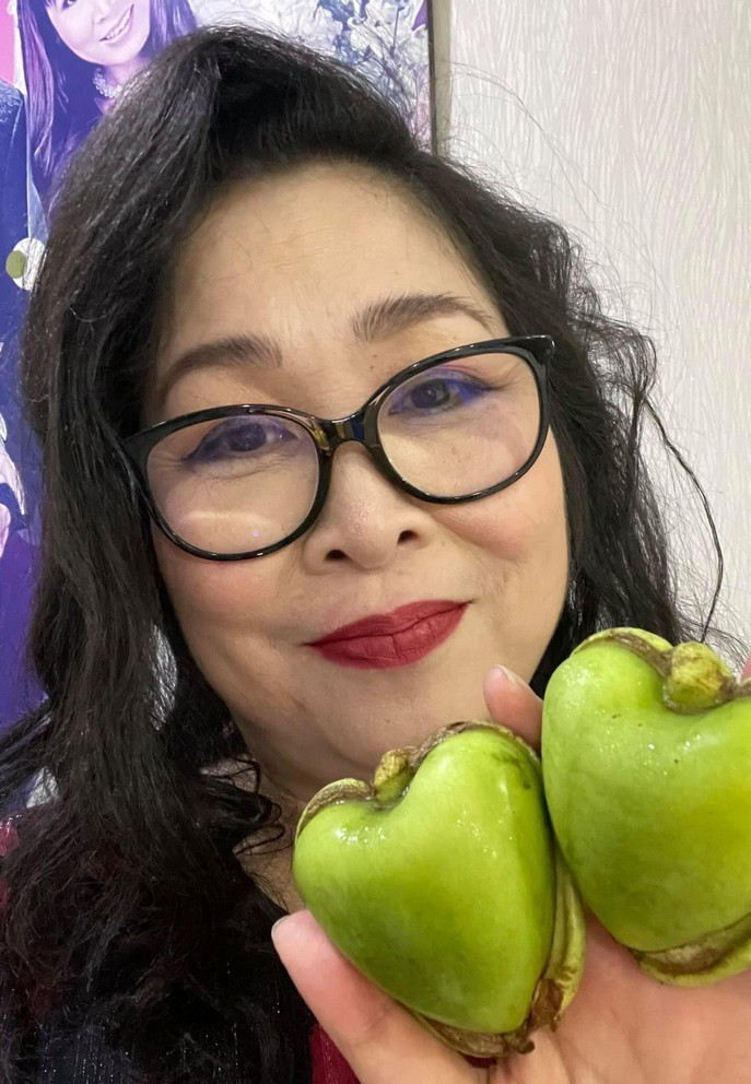 NSND Hồng Vân thích thú với trái ổi ghép hình trái tim do chính ông xã chị - tài tử Lê Tuấn Anh ghép giống và trồng.